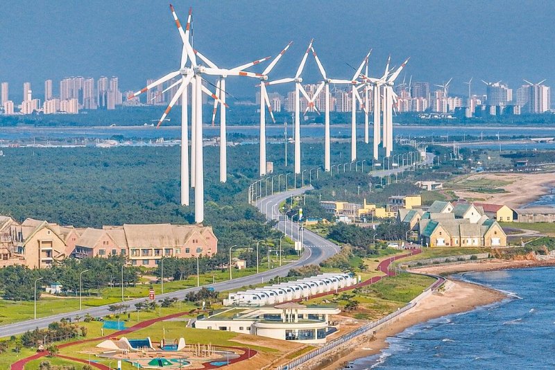 圖為山東省榮成市港西鎮(zhèn)北部沿海一處風(fēng)電場。