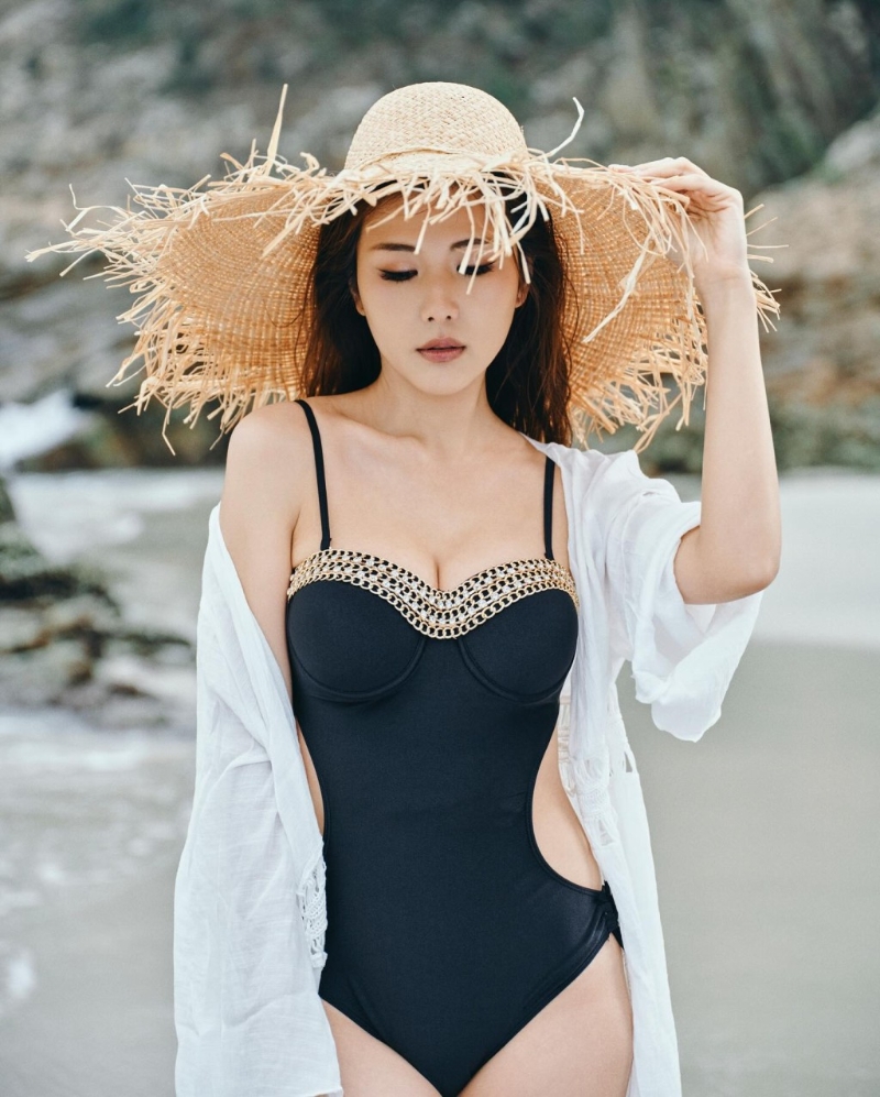 趙璧渝至少換上三款造型，其中一款以低胸露腰一件頭示人。