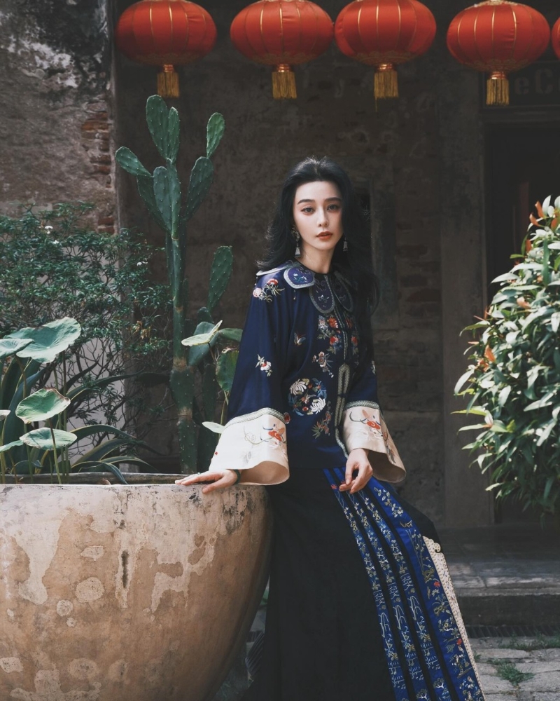 范冰冰穿上藍色的服裝，在古跡及攤檔留影。