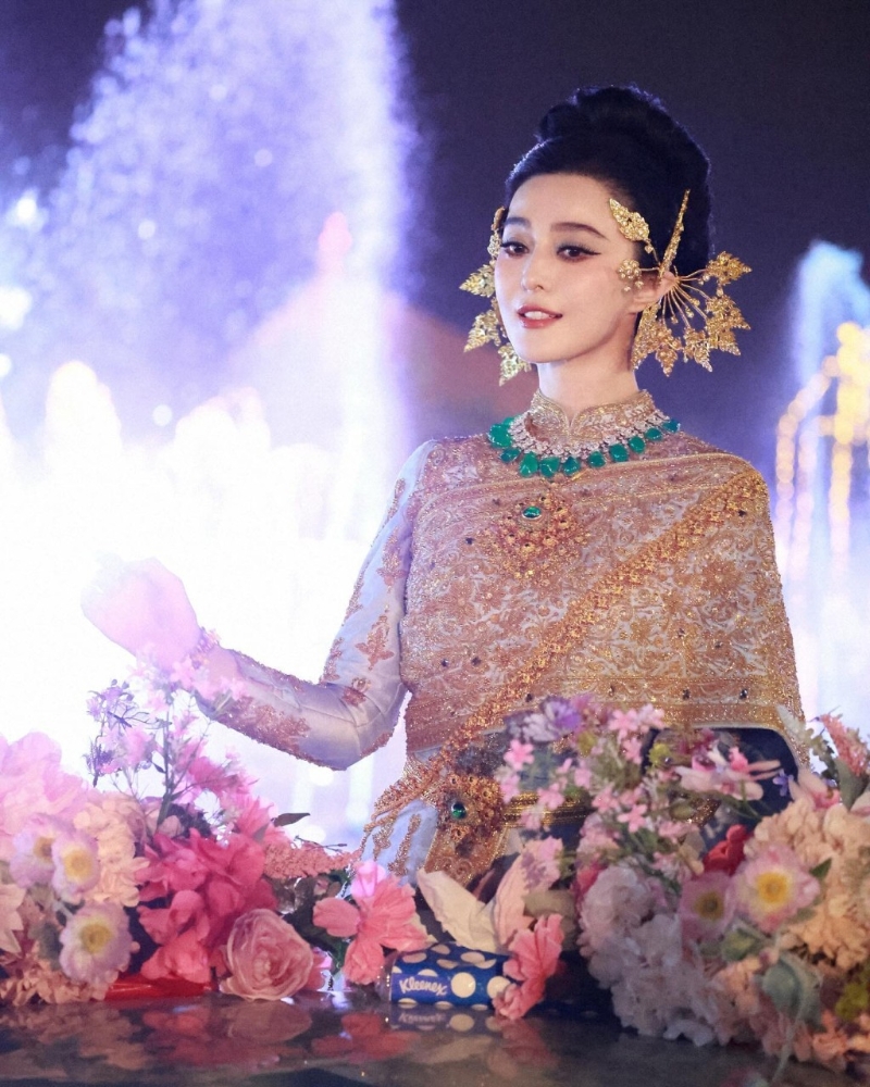 對比較早前分享的披頭散發(fā)厲鬼Look，這輯美照成功令范冰冰再得網(wǎng)民大贊。