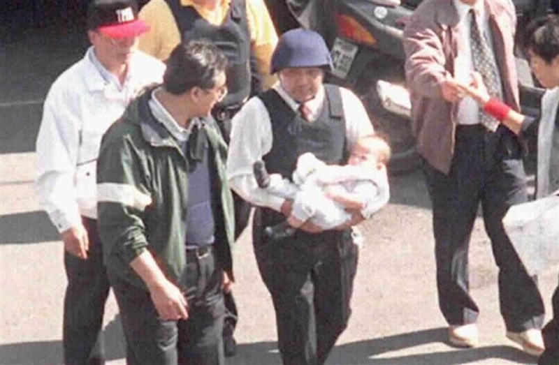 1997年挾持南非武官案，侯友宜抱著武官幼子離開官邸的照片。
