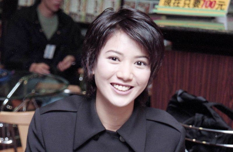 袁詠儀當年參加香港小姐選美一舉奪下冠軍，還是最上鏡小姐。