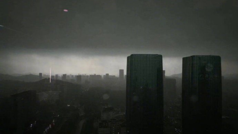 廣州暴雨白天秒變黑夜。