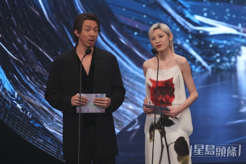 陳蕾與張繼聰頒發(fā)“最佳原創(chuàng)電影歌曲”及“最佳原創(chuàng)電影音樂”。