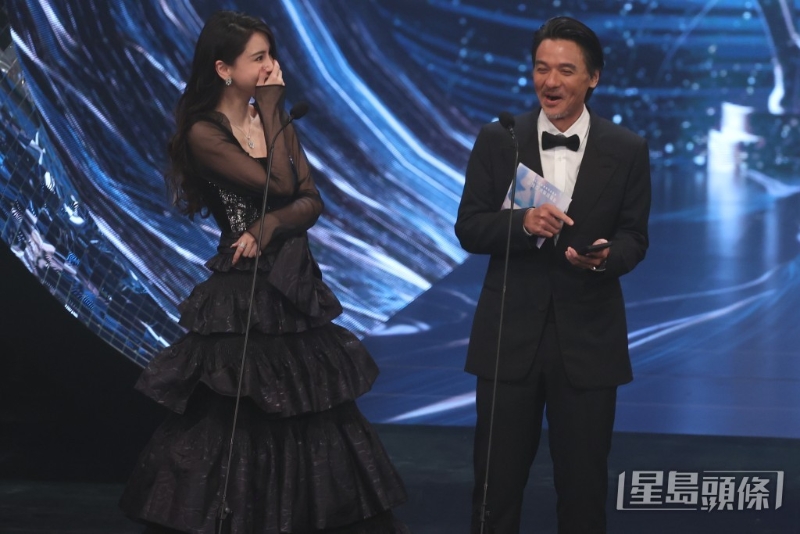 Angelababy楊穎換上Viktor & Rolf 2024春季高訂系列黑色禮裙，與馮德倫頒發(fā)「最佳亞洲華語電影」。