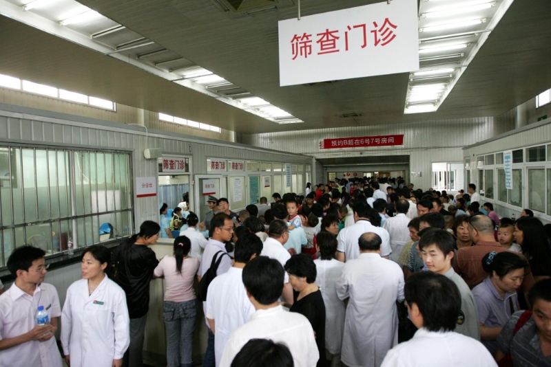 2008年9月17日至18日，多達(dá)3400名曾飲用問題奶粉的幼兒求診，發(fā)現(xiàn)新增泌尿系統(tǒng)結(jié)石患兒96人。 新華社