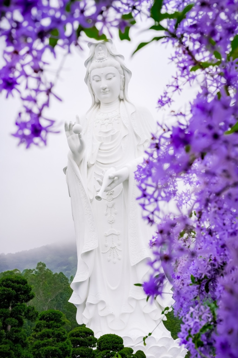 遠(yuǎn)看像為觀音圣像添新衣。