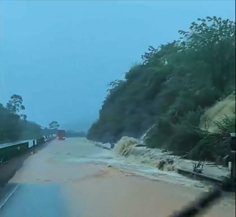 洪水涌入高速公路。