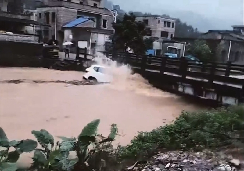 有車輛掉入河里，順著水流撞橋。