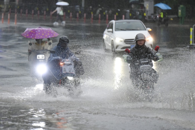 暴雨下的廣州市面。