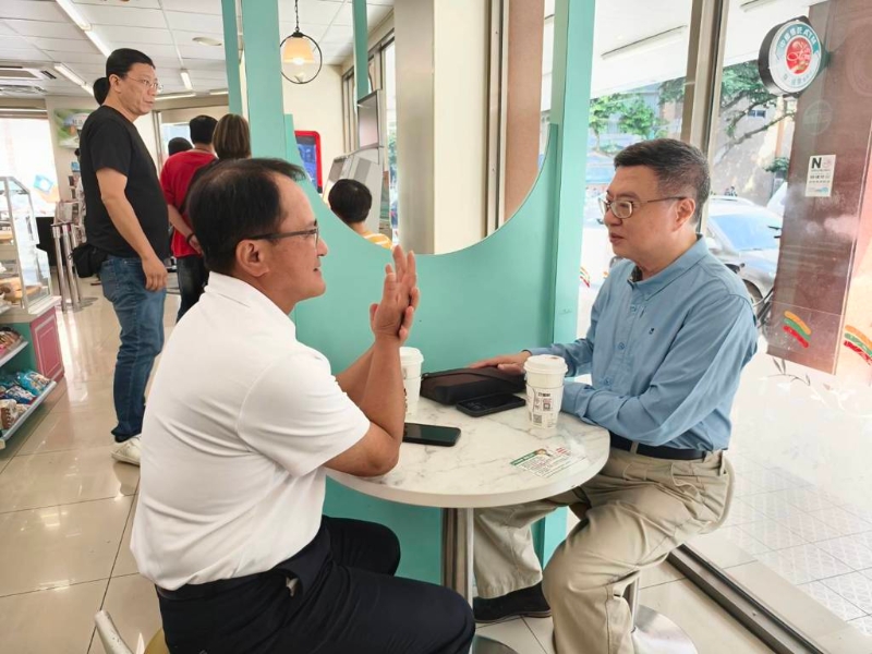準“行政院長”卓榮泰（右）21日與“前總統(tǒng)”陳水扁辦公室主任林德訓（左）在“立法院”附近超商喝咖啡