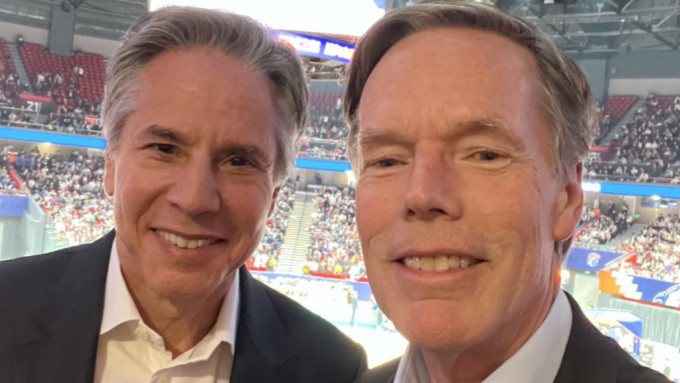 美國(guó)駐華大使尼古拉斯·伯恩斯與布林肯欣賞CBA 美國(guó)駐華大使尼古拉斯·伯恩斯與布林肯欣賞CBA