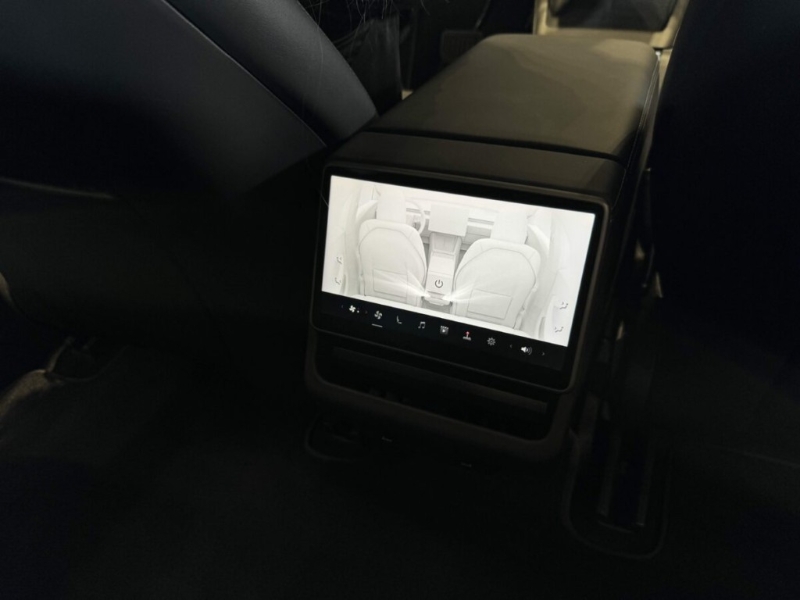 后座屏幕可以查看更多車輛信息，包括導(dǎo)航、時間、溫度等等。