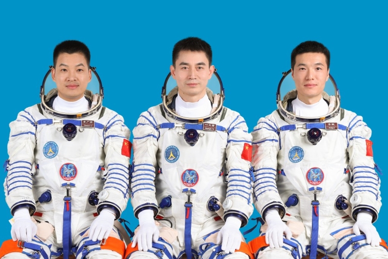 神舟十八號(hào)航天員葉光富（中）、李聰（右）、李廣蘇。