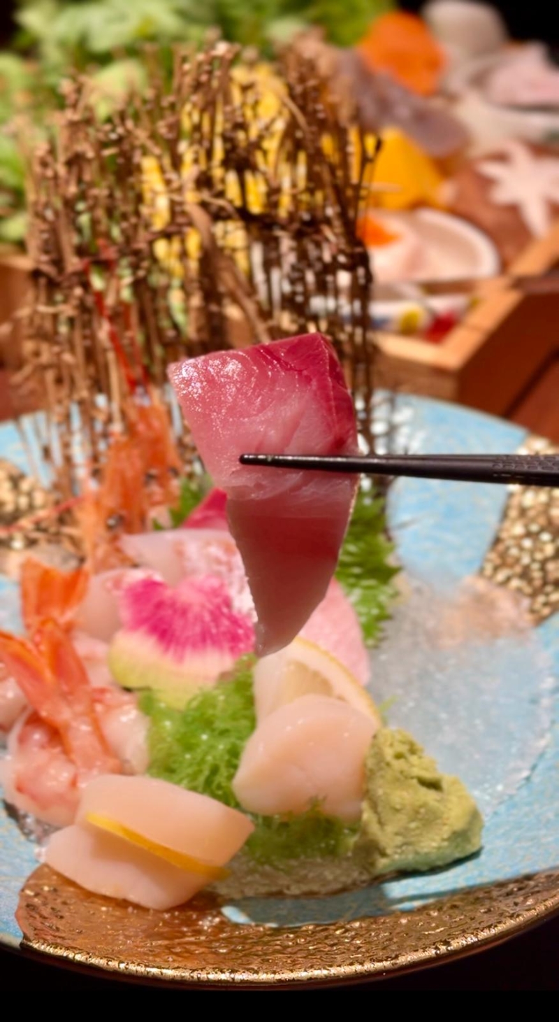 油甘魚(yú)充斥魚(yú)油香氣，口感清爽；鯛魚(yú)肉質(zhì)柔嫩，食落十分新鮮。
