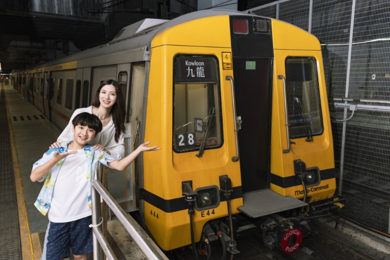 走進(jìn)退役“黃頭”車廂打卡