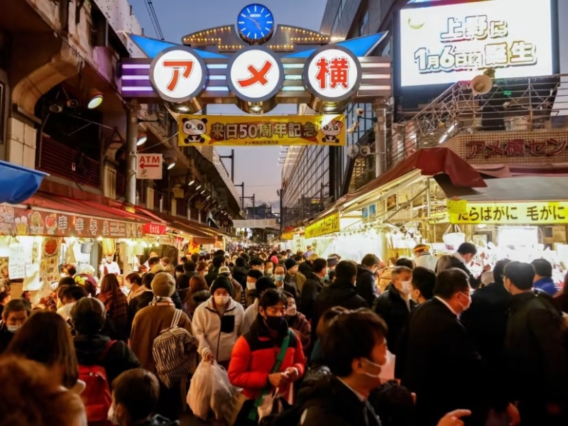 東京阿美橫町美食市場人頭涌涌。