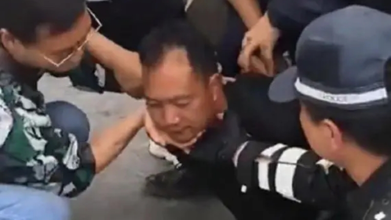 云南醫(yī)院斬人案疑兇被捕一刻。