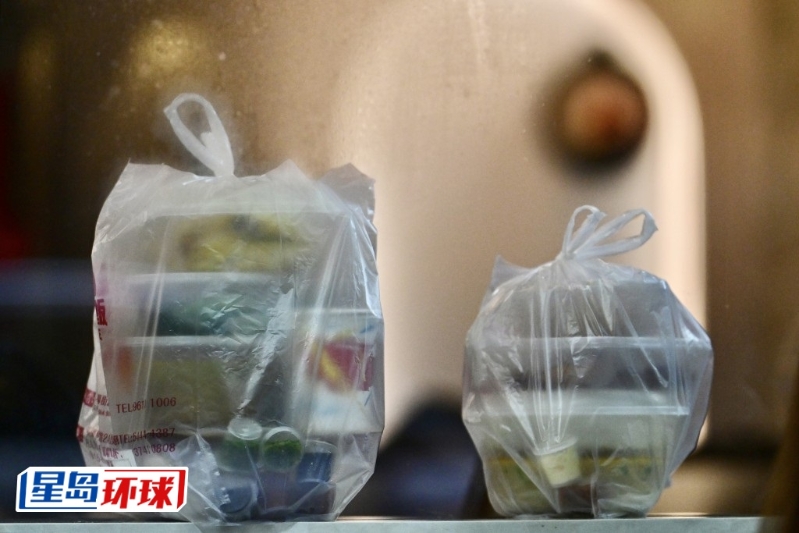 局方指自走塑新例實(shí)施后，市民買外賣不再要即棄餐具。 資料圖片