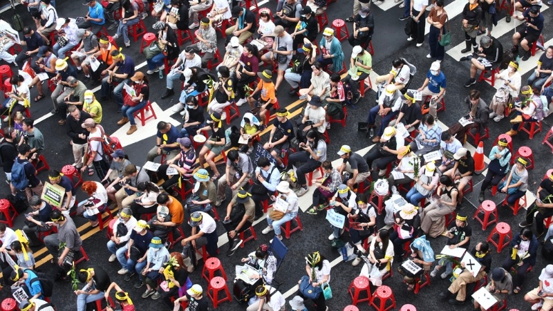 超過(guò)50個(gè)民團(tuán)24日號(hào)召民眾在立法院外青島東路與濟(jì)南路集結(jié)，要求法案退回委員會(huì)重審