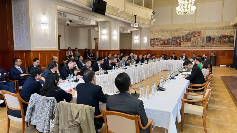 代表團在布達佩斯與匈牙利外交與對外經(jīng)濟部官員會面。 政府新聞處