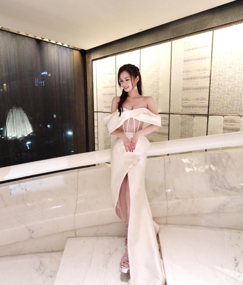梁超怡谷胸上陣曬晚裝和穿婚紗的照片，令網(wǎng)民大為驚喜。