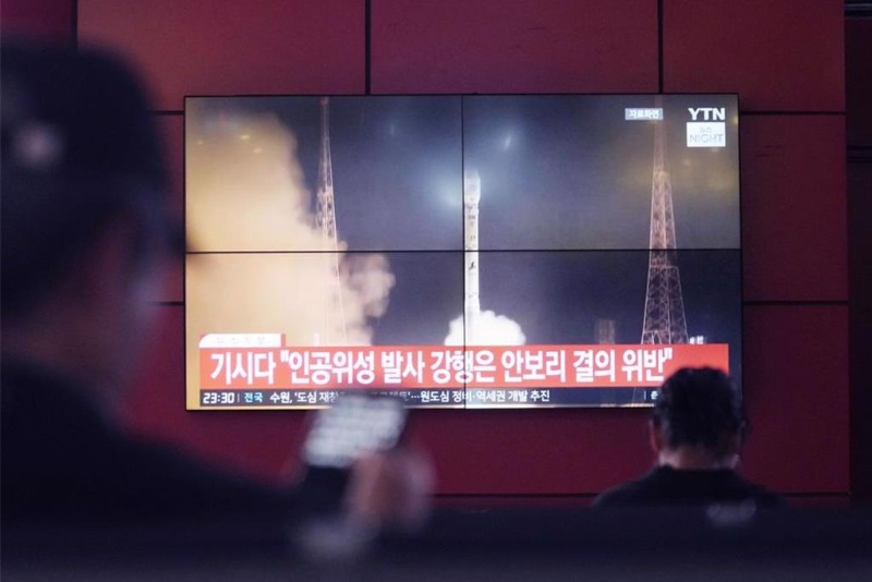 朝鮮清晨向東部海域發(fā)射彈道導彈。 圖為朝鮮27日晚間發(fā)射軍事偵察衛(wèi)星，但升空2分鐘就爆炸。美聯(lián)社