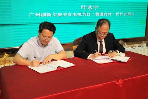 黃曉東(右) 黃曉東(右)