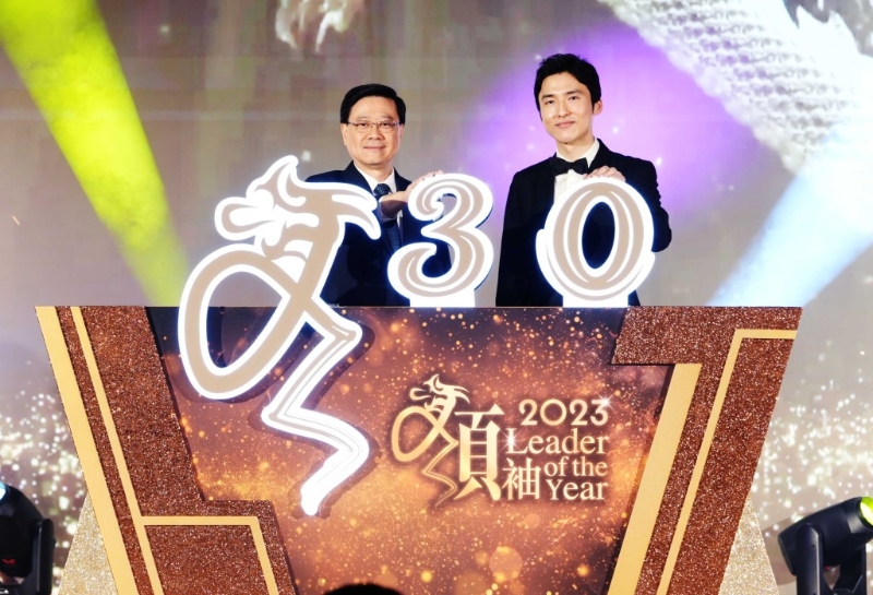 行政長(zhǎng)官李家超（左）、星島新聞集團(tuán)主席蔡加讚（右）在香港會(huì)場(chǎng)主持開(kāi)幕典禮 。