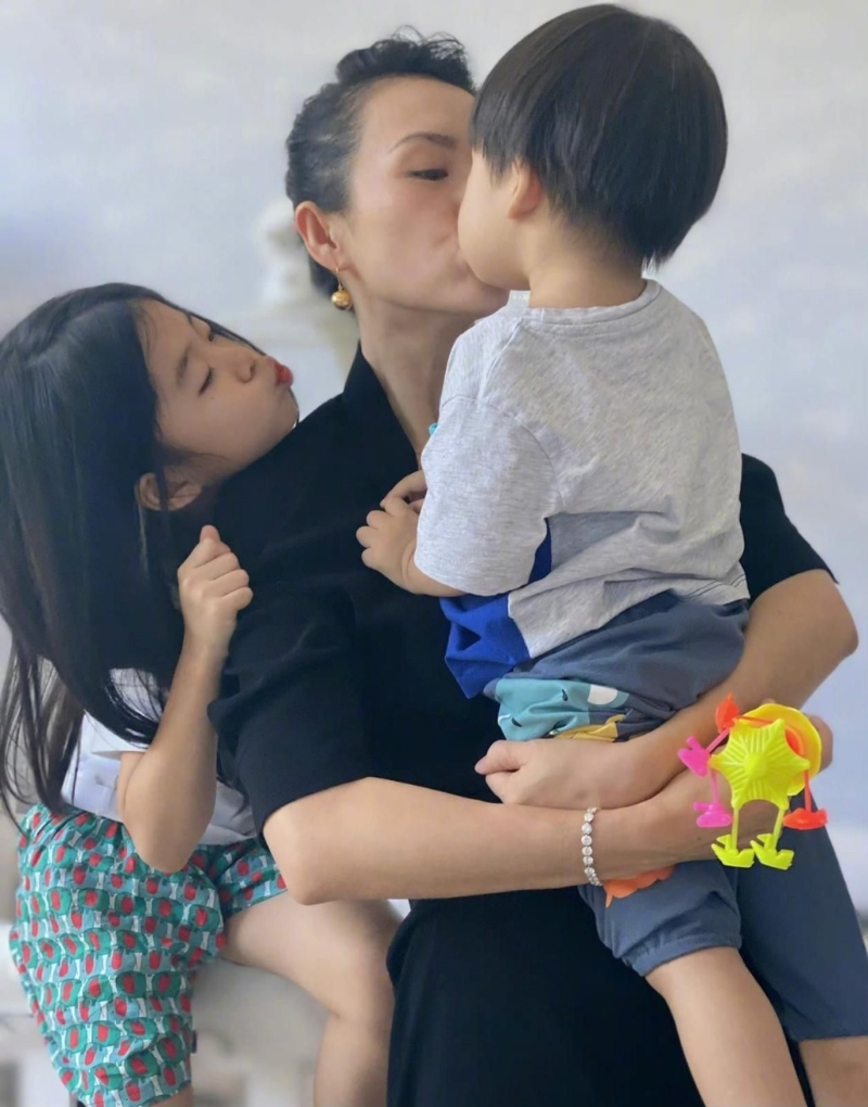章子怡在微博曬子女相，但通常都不會(huì)看到兒子的正面。