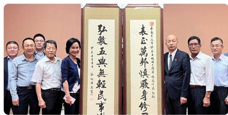 鄉(xiāng)親還特地送上兩幅大字畫給韓國(guó)瑜。（取自柯志恩臉書）