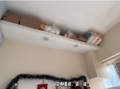 同樣用盡廳的假天花擺貨。