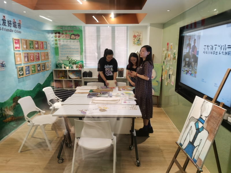 兒童友好城市大灣區(qū)小小議事員工作室內(nèi)，工作人員正在整理自閉癥兒童的畫作。