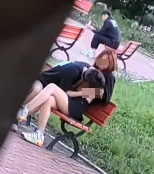 疑是黑龍江某高校的情侶在校內(nèi)難忍激情掀衣吮奶。