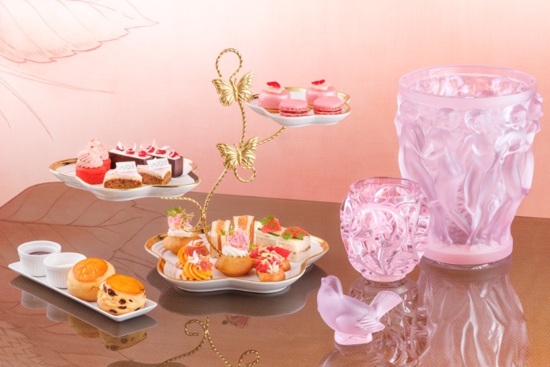 The Blooms by éPURE與法國水晶品牌LALIQUE，供應(yīng)新的粉紅色主調(diào)下午茶。