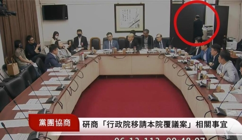 民進(jìn)黨立院黨團(tuán)總召柯建銘在立法院市內(nèi)抽煙的畫面。