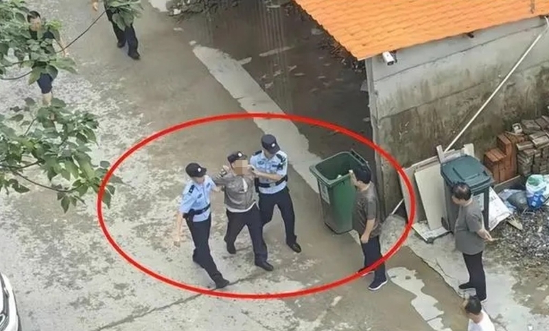 一名陳姓的男保安員被警方帶走。
