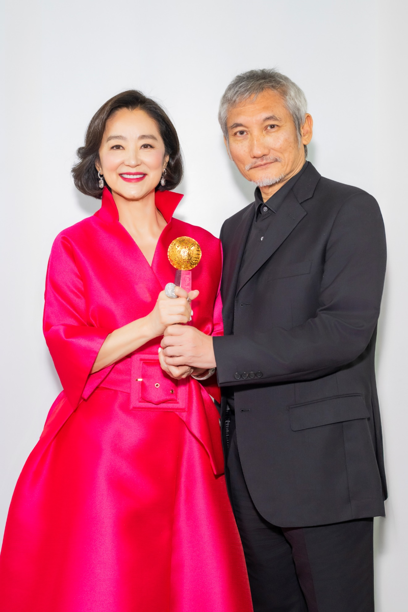林青霞獲影響世界華人特別致敬大獎，導(dǎo)演徐克為林青霞頒獎。