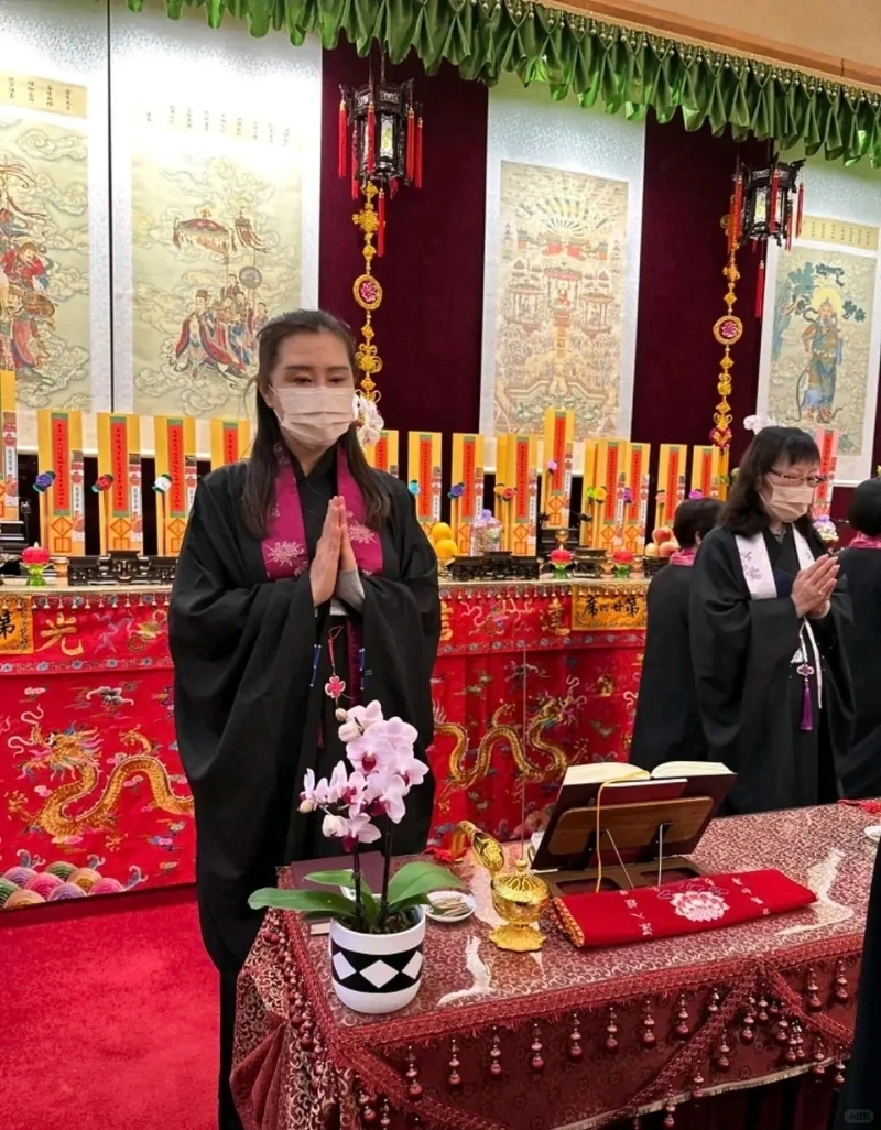 近日，又有網(wǎng)民在溫哥華靈巖山寺巧遇王祖賢參加水陸空大法會(huì)。