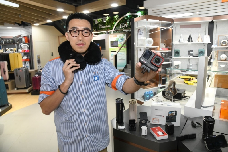 豐澤高級客戶顧河陳志強建議搜羅旅行電器及用品時，首選是實用，然后是輕身易收藏，始終行李箱的位置有限，應(yīng)以一物多用為原則,