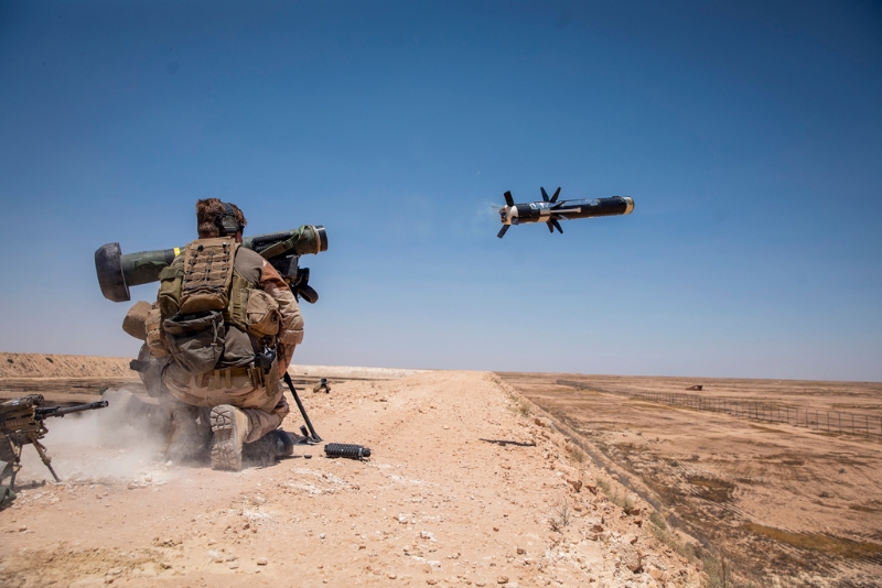 士兵射擊 FGM-148 標槍導彈