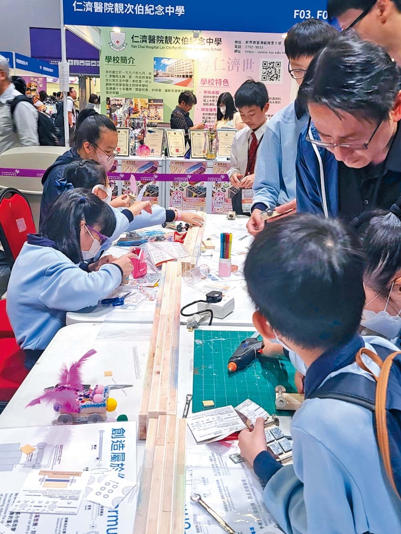 早前靚中制作了香港學(xué)界第一條師生協(xié)力自造的轆轆小車比賽標(biāo)準(zhǔn)路軌備受矚目，本月初靚中更獲邀舉辦「校際DERBY方程式比賽同樂日2024」，再展所長(zhǎng)。