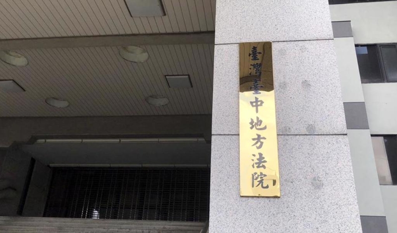 臺中某羽球社團女球友對男球友撲倒抓鳥