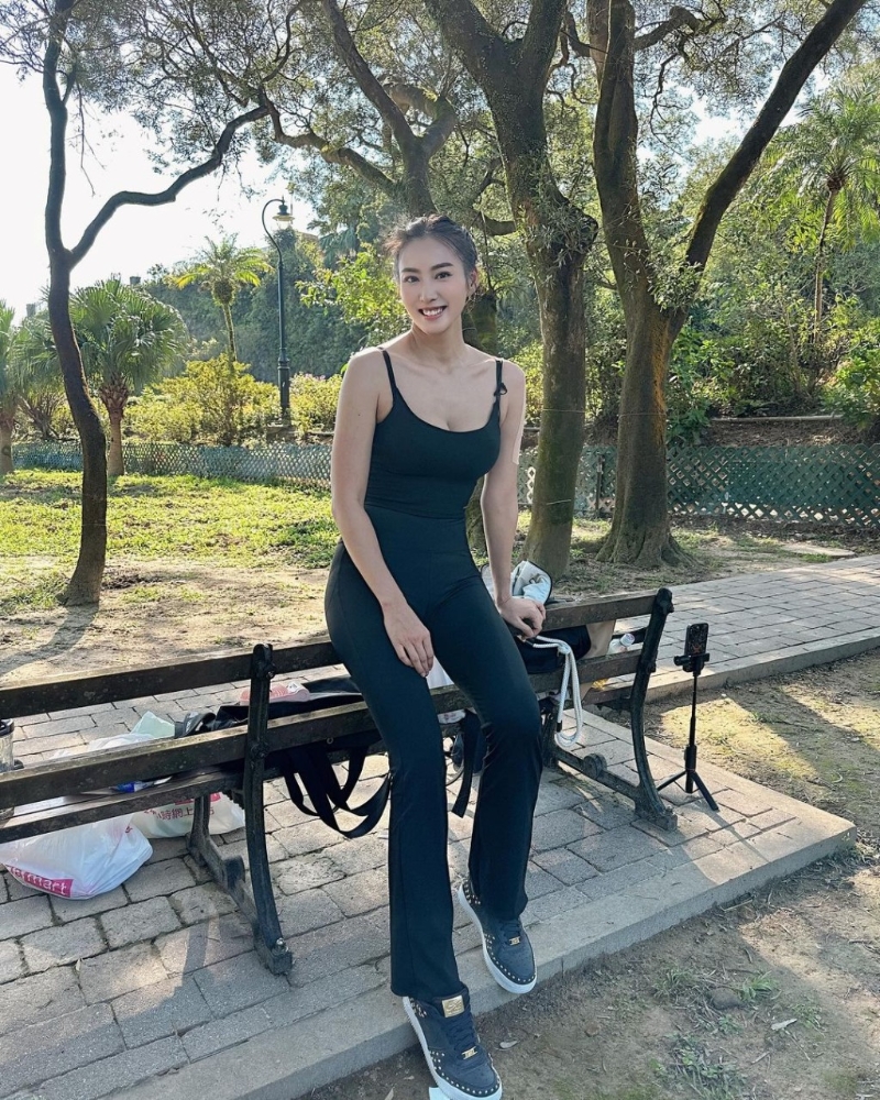 莊韻澄的外景工作照，也是網民的福利圖。