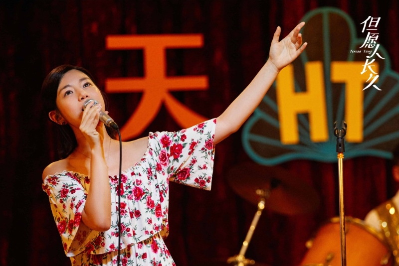 陳妍希穿上復(fù)古洋裝、剪短頭發(fā)還原鄧麗君造型。