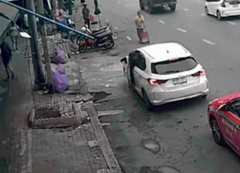 白車停泊路邊后，女子落車。1