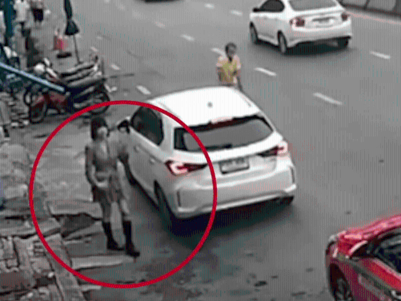 白車停泊路邊后，女子落車。