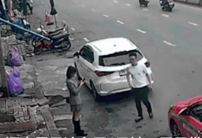 白衫男子落車后與女子有說有笑。