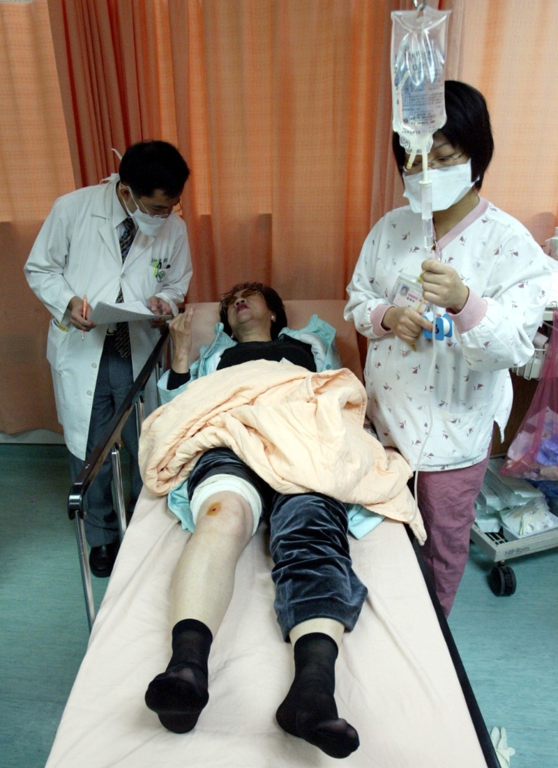 319槍擊案發(fā)生后，膝部受傷的呂秀蓮不停向醫(yī)生查問傷勢。 美聯(lián)社