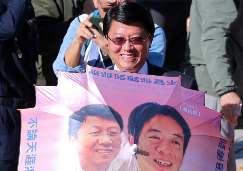 謝龍介